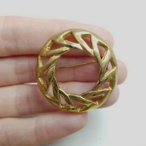 Vintage Modernist Style Circle Brooch, Gold Tone Lapel Pin, Unisex Style Estate - Picture 6 of 6